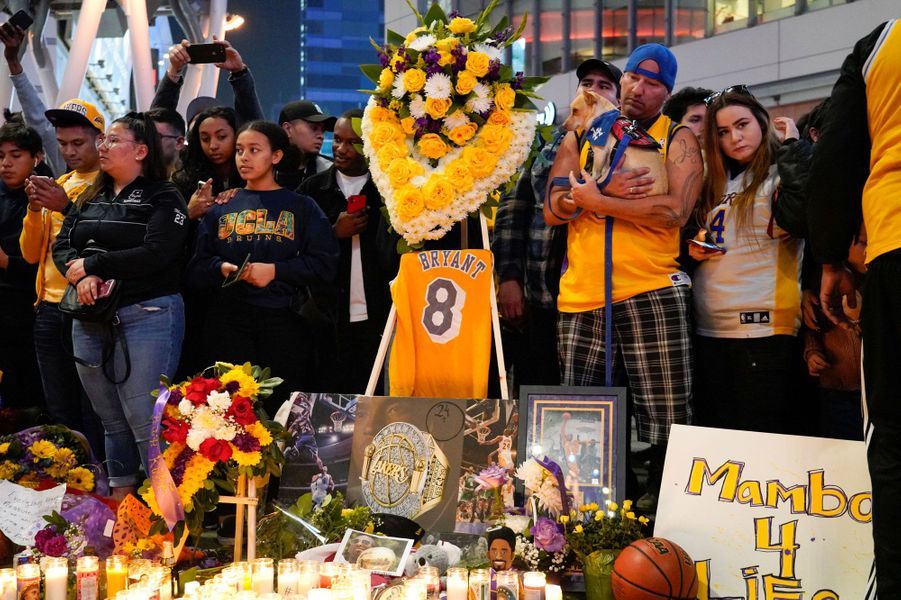 Devant le Staples Center de Los Angeles: Les fans de Kobe Bryant inconsolables (photos)