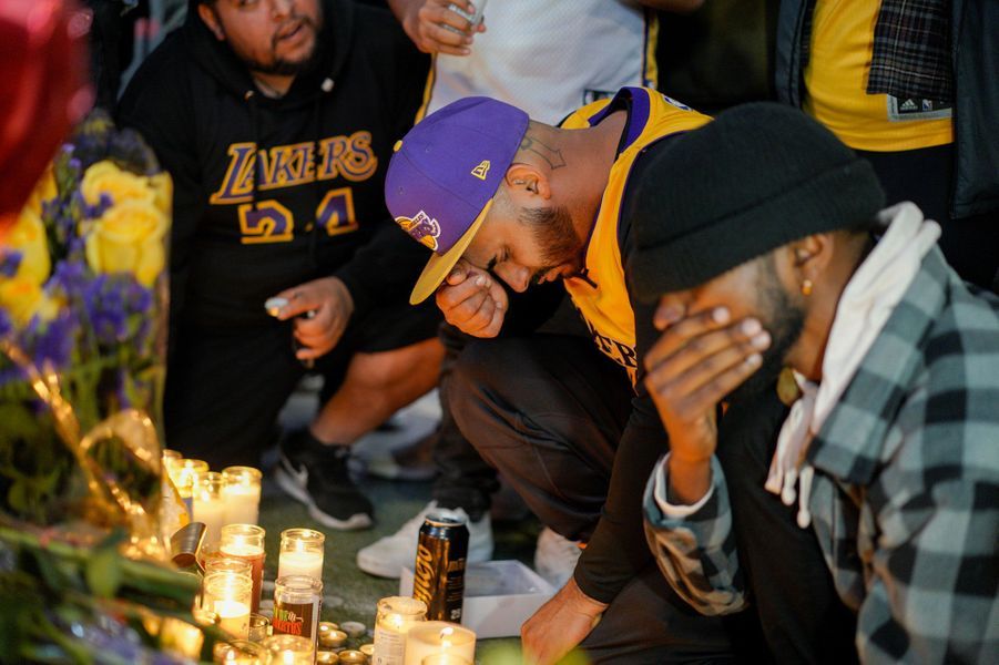 Devant le Staples Center de Los Angeles: Les fans de Kobe Bryant inconsolables (photos)