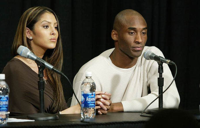 Vanessa et Kobe lors de la conférence de presse durant laquelle il a reconnu l'adultère