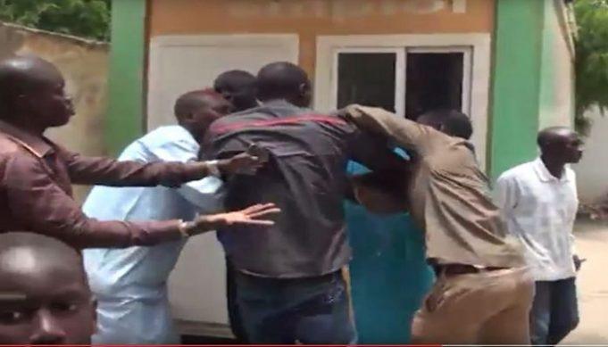 Parcelles Assainies: Le vieux Alassane Diop se fait tabasser par son fils pour...