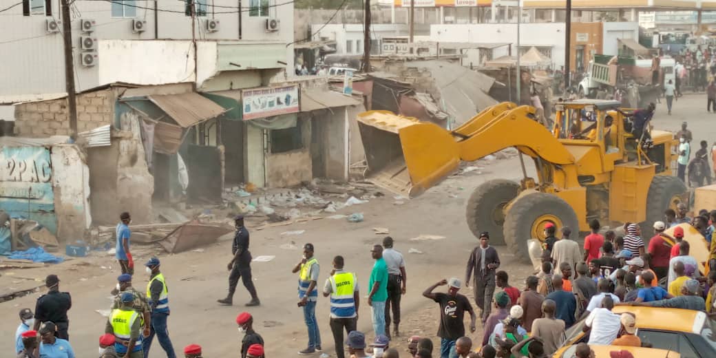 KAOLACK - Les premiers images de l'opération de désencombrement organisé par le préfet ! KAOLACK - Les premiers images de l'opération de désencombrement organisé par le préfet !