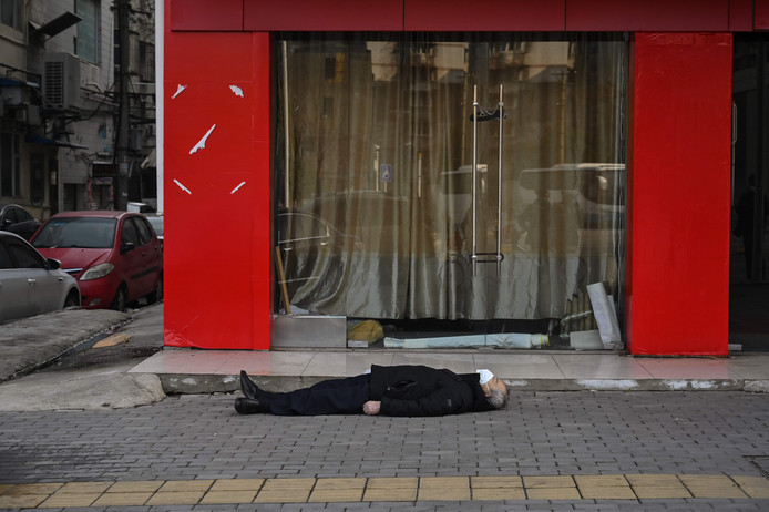 Un homme mort sur un trottoir: l’image choc devient le symbole de l’épidémie de coronavirus
