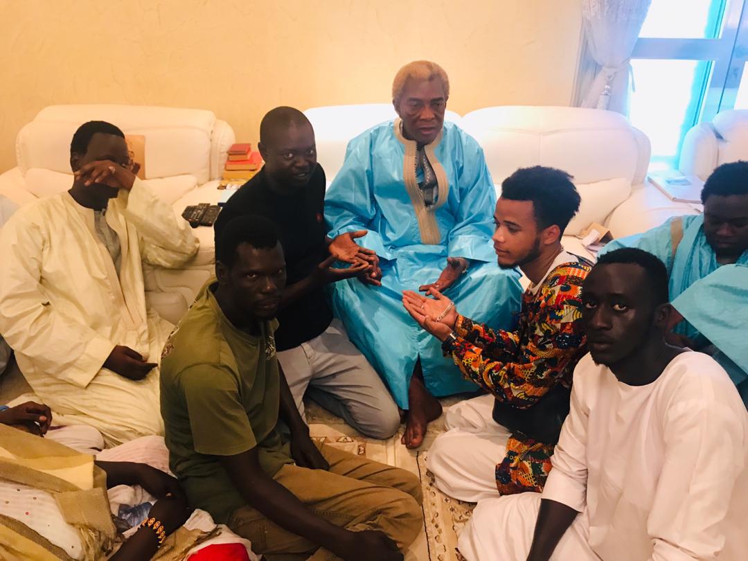 PHOTOS - Serigne Abdou Karim Mbacké reçoit le fils de Luc Nicolaï PHOTOS - Serigne Abdou Karim Mbacké reçoit le fils de Luc Nicolaï