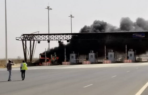 Autoroute à péage: Un camion prend feu et le poste de péage calciné