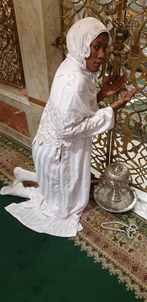 PHOTOS - Fès: Astou Traoré se recueille au mausolée de Cheikh Ahmed Tijani