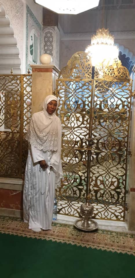 PHOTOS - Fès: Astou Traoré se recueille au mausolée de Cheikh Ahmed Tijani