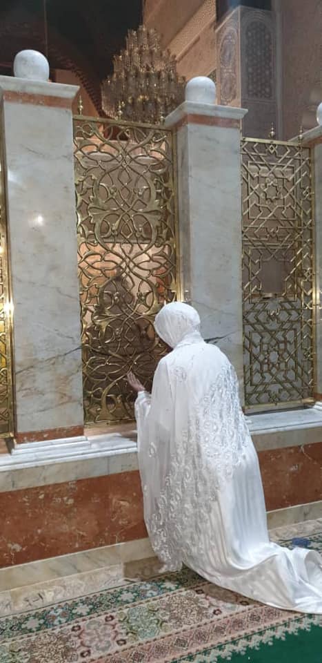 PHOTOS - Fès: Astou Traoré se recueille au mausolée de Cheikh Ahmed Tijani