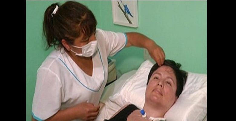 "Mourir dans la dignité": Face à une maladie incurable, une femme intente un procès pour mettre fin à ses jours