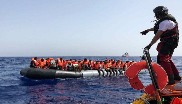 Méditerranée: 98 migrants sauvés au large de la Libye