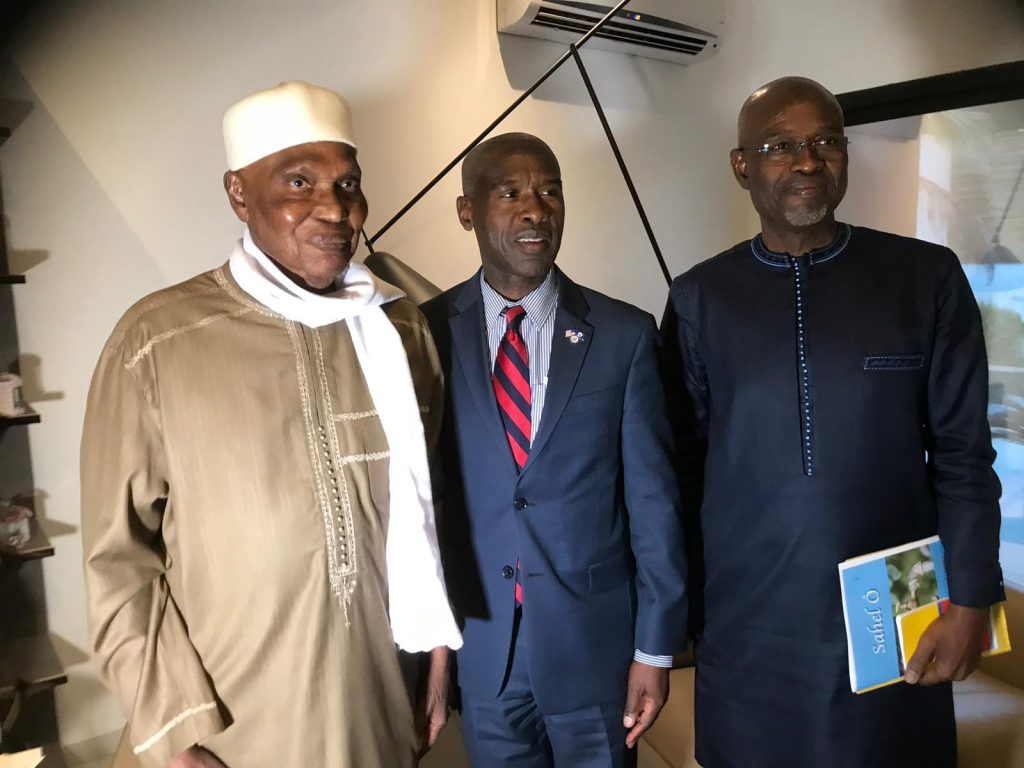 PHOTOS – L’ambassadeur des Etats-Unis chez Me Wade PHOTOS – L’ambassadeur des Etats-Unis chez Me Wade