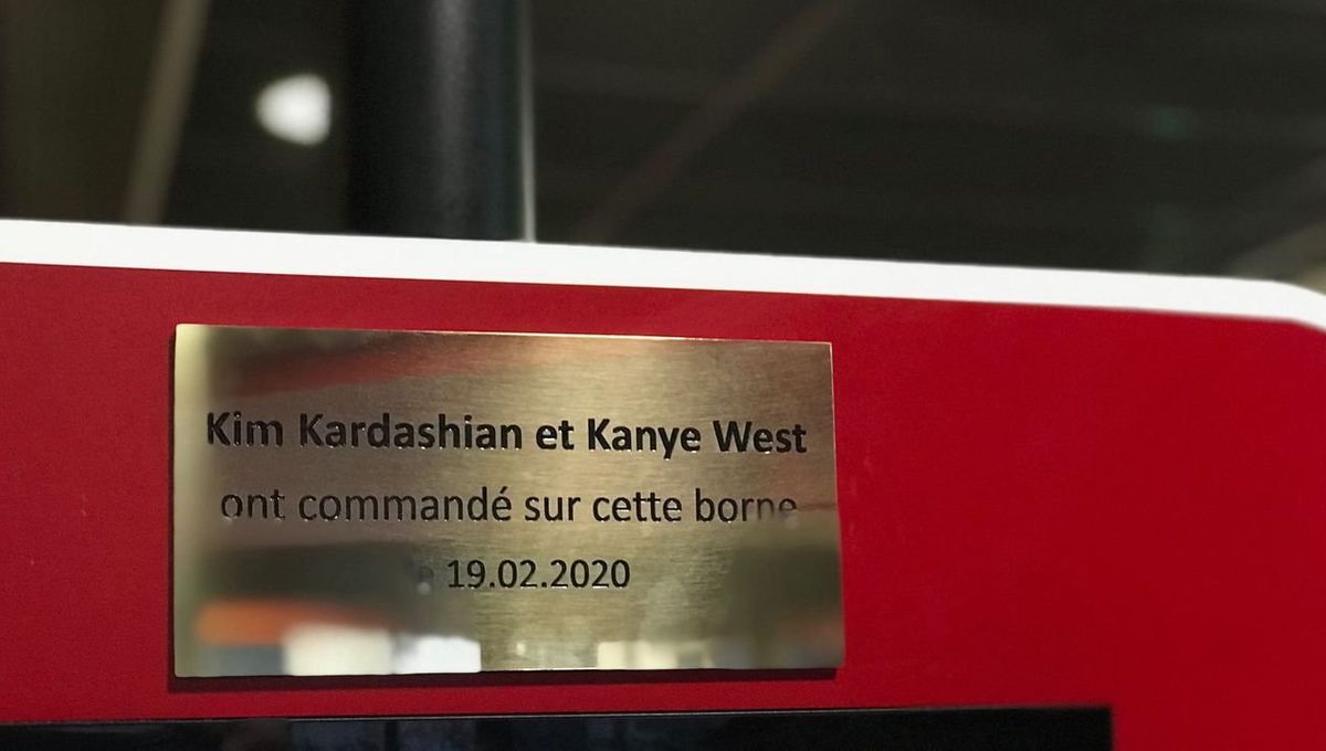Paris: Après la visite de Kim Kardashian et Kanye West, KFC installe une plaque commémorative