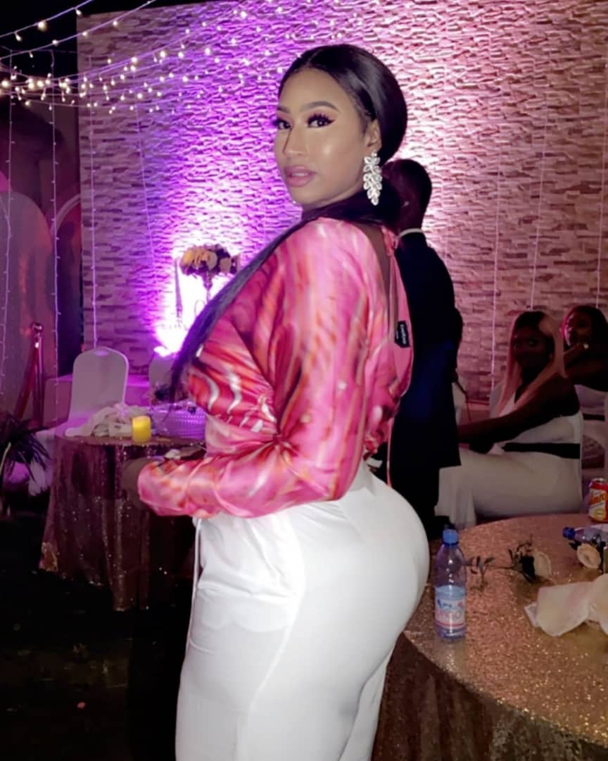 VIDEO – Diaba Sora, la Kim Kardashian du Mali expose ses belles rondeurs