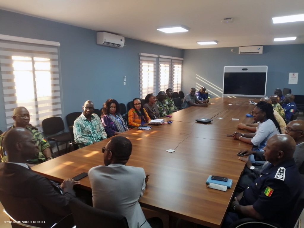 PHOTOS – Youssou Ndour rend visite aux forces de défense et de sécurité du Sénégal déployées au Mali