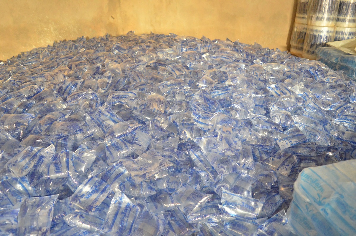 Loi contre les sachets plastiques : les entreprises de vente d’eau en sachets annoncent la perte de 30 000 emplois