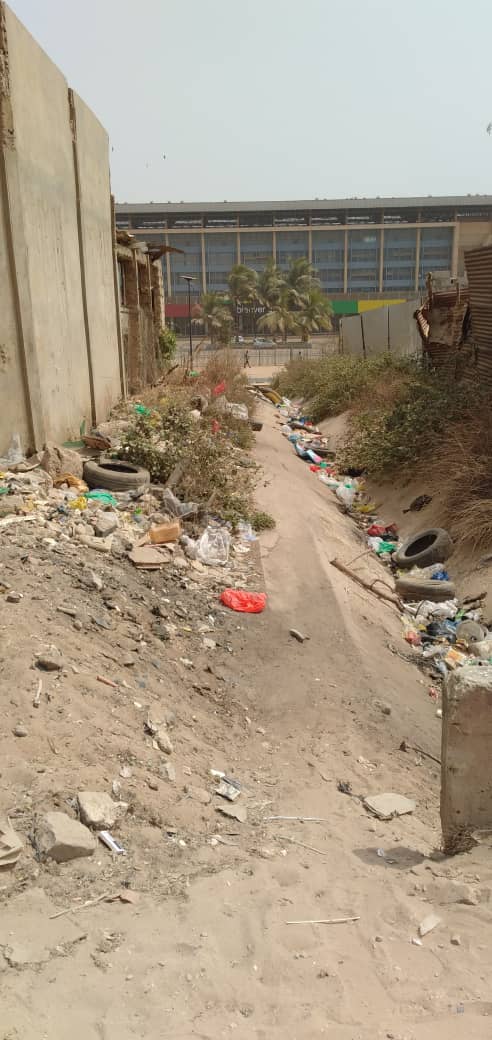 PHOTOS - Regardez les images désolantes de ce canal qui borde le stade LSS, la cite Socabeg, la Résidence Mixta et le Lycée moderne de Dakar