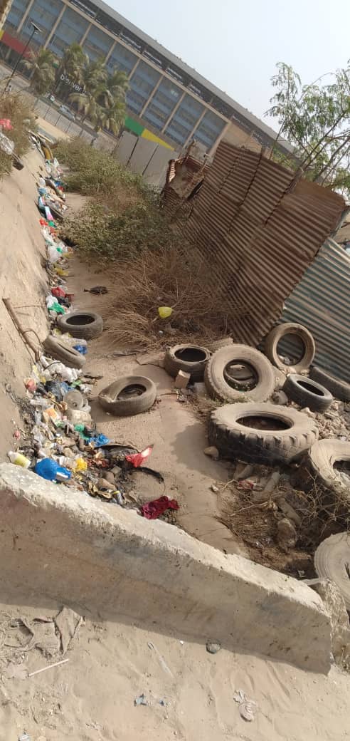 PHOTOS - Regardez les images désolantes de ce canal qui borde le stade LSS, la cite Socabeg, la Résidence Mixta et le Lycée moderne de Dakar