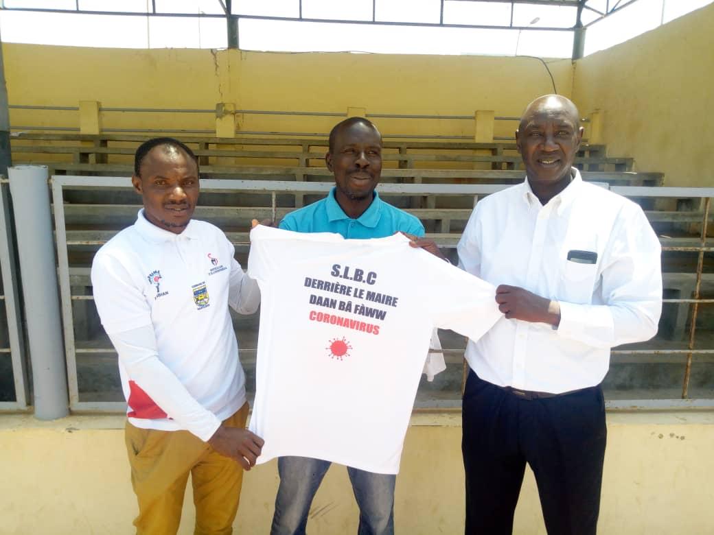 (PHOTOS)- Riposte contre le Covid 19 à Saint-Louis: Mansour Faye, Maire de la ville, distribue ses prospectus et T-Shirts…