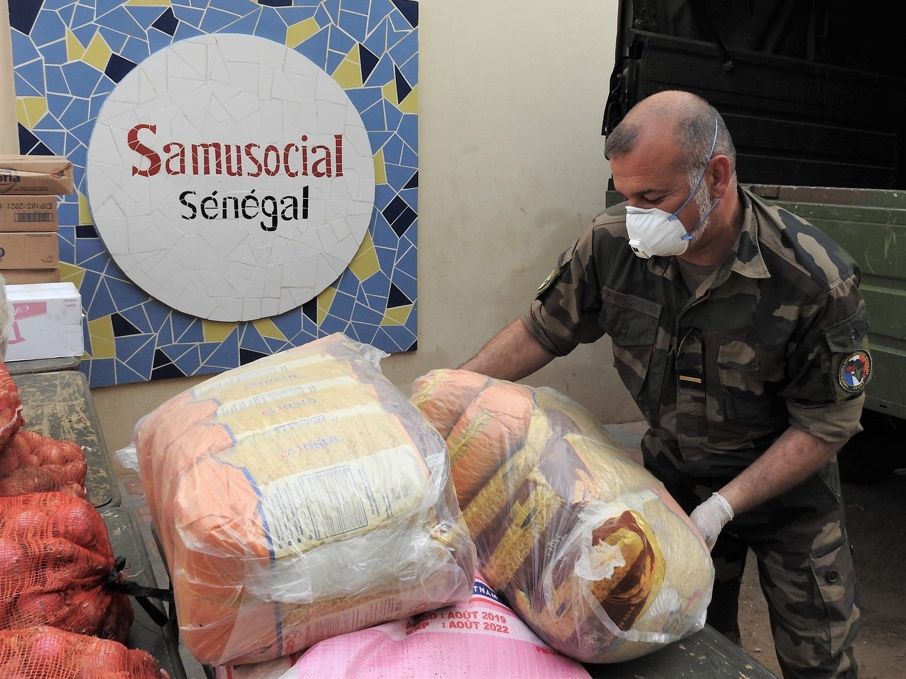Les Eléments français au Sénégal poursuivent leur action avec le SAMUSOCIAL à Ouakam
