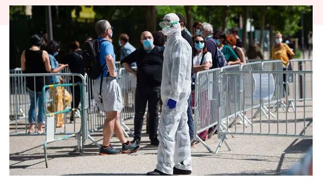 Une file d'attente à un dépistage COVID-19 pour les employés des écoles municipales à l'Institut universitaire hospitalier Infection méditerranéenne à Marseille. Clément Mahoudeau/AFP Une file d'attente à un dépistage COVID-19 pour les employés des écoles municipales à l'Institut universitaire hospitalier Infection méditerranéenne à Marseille. Clément Mahoudeau/AFP