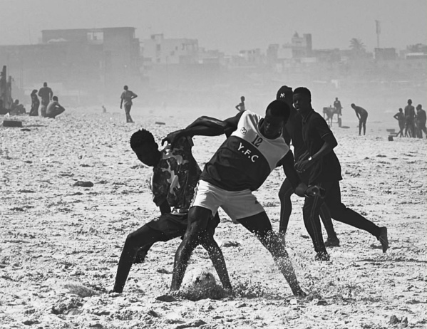 Non respect du couvre-feu à Yoff : des jeunes continuent toujours jouer au football à la plage