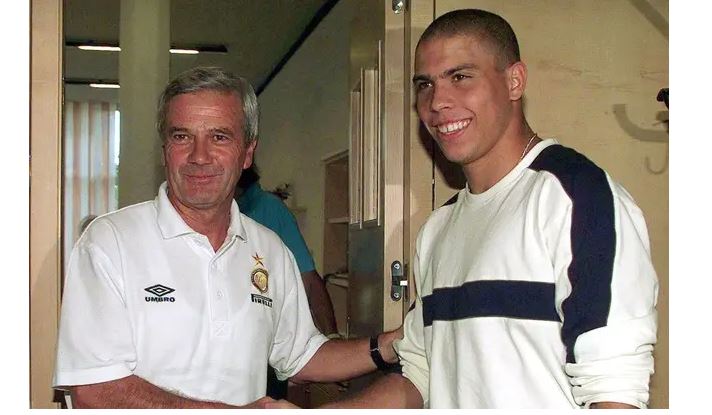 Luigi Simoni et Ronaldo en 1997 lors de l'arrivée de l'attaquant brésilien à l'Inter. — Luca Bruno/AP/SIPA