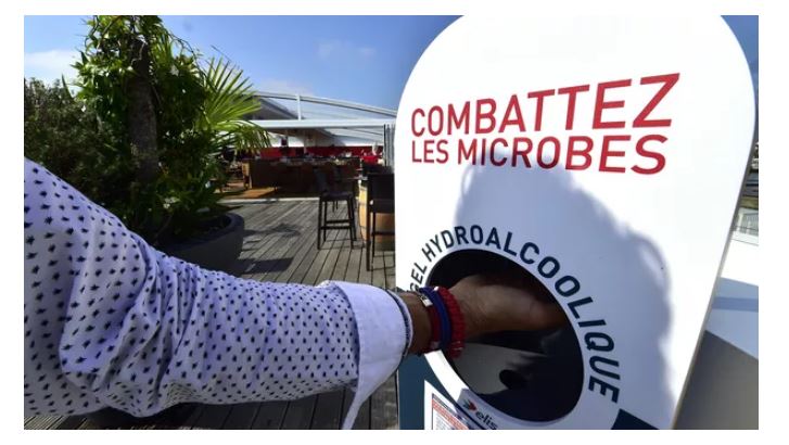 Les gestes barrières et se laver régulièrement les mains participent à réduire la transmission du virus. Georges Gobet/AFP
