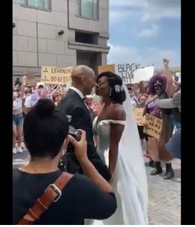 Black lives matter : Un couple  célèbre son mariage au milieu des manifestations pour George Floyd