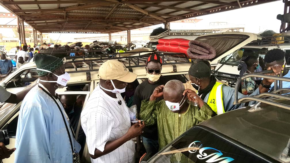 Don de masques de protection contre la Covid-19: Le Cercle des Photographes Professionnels au chevet des chauffeurs, marchands et clients de la gare des Baux Maraîchers