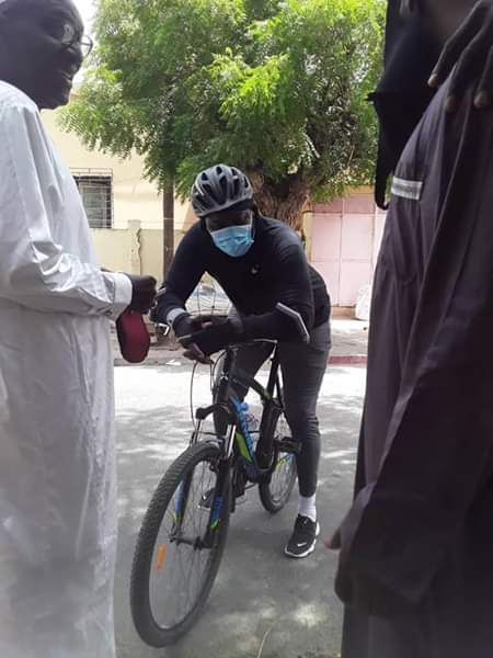 Vidéo - Regardez comment le ministre Abdou Karim Fofana se détend en se baladant sur un vélo dans sa commune...