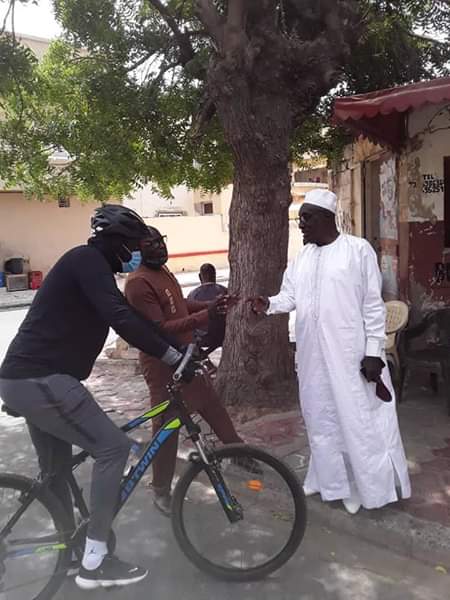 Vidéo - Regardez comment le ministre Abdou Karim Fofana se détend en se baladant sur un vélo dans sa commune...