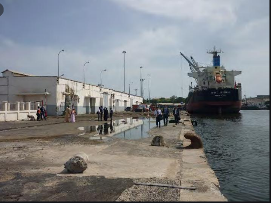 Urgent / Môle1 du Port de Dakar: Un camion gros porteur tombe dans l’eau, l’apprenti s’en sort et le chauffeur introuvable