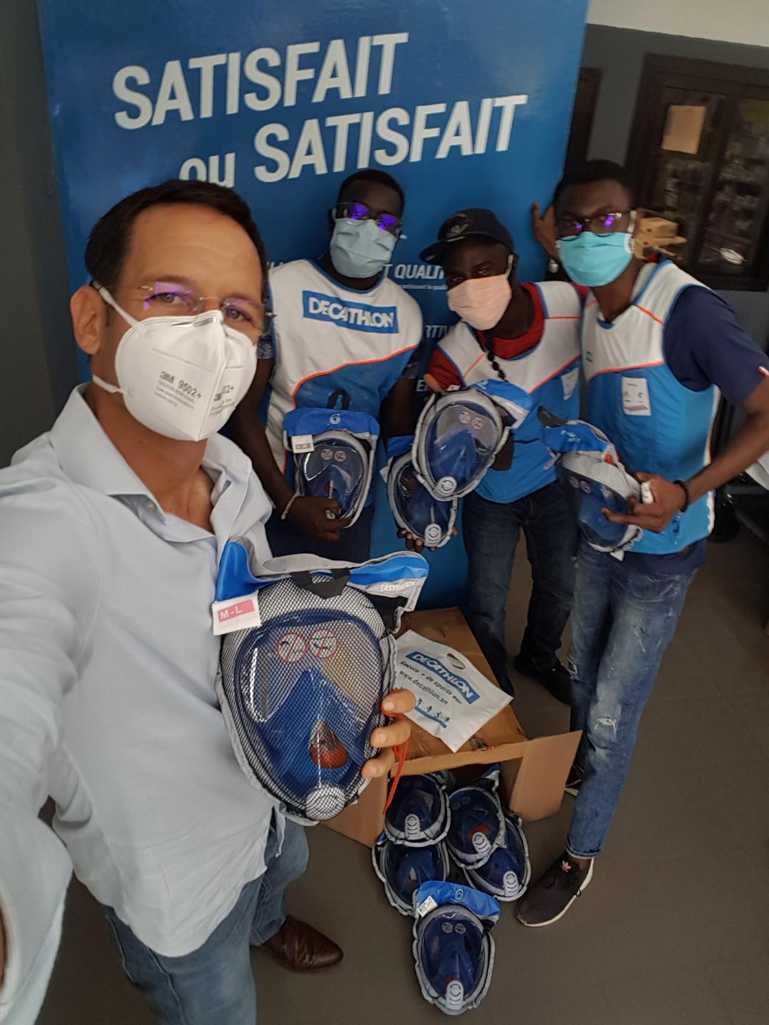 Eléments français au Sénégal : 60 masques de plongée Décathlon remis pour sauver des malades de la COVID-19.