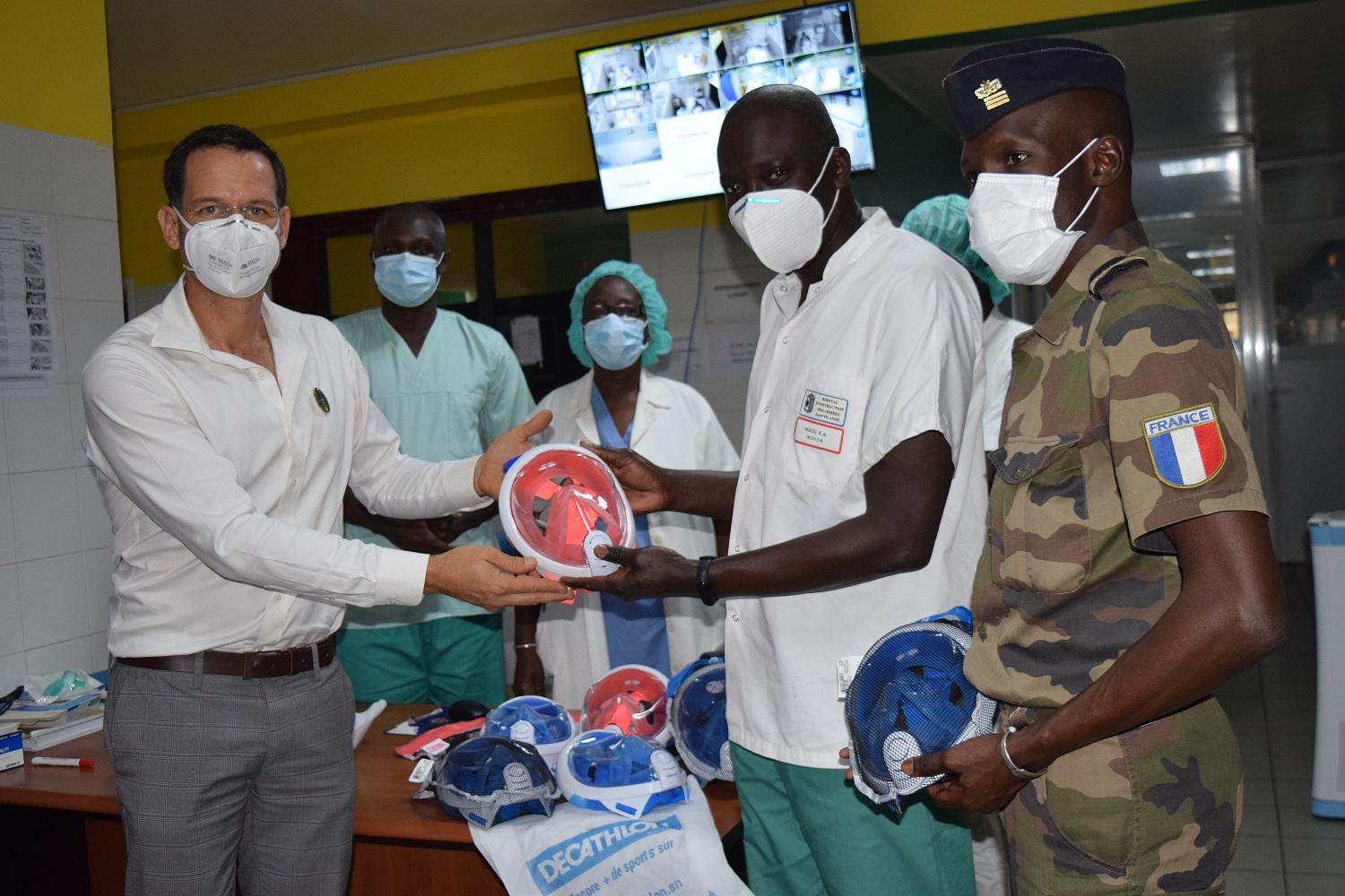 Eléments français au Sénégal : 60 masques de plongée Décathlon remis pour sauver des malades de la COVID-19.