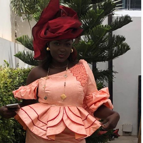 Amsa de "Maîtresse d'un homme marié", dans une "taille basse" très chic. Admirez !