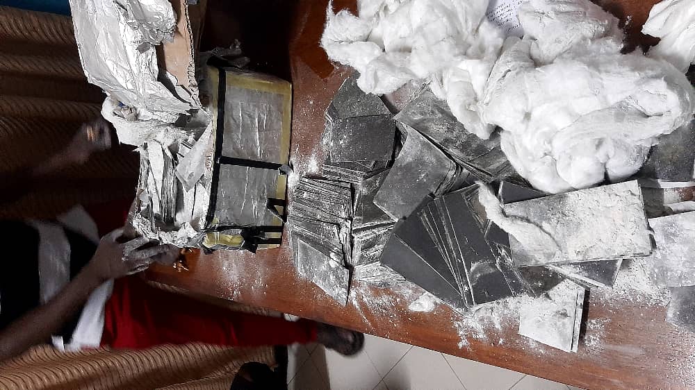 Saisie de faux billets : trois faussaires tombent avec près de 153 millions, du matériel et des produits de lavage