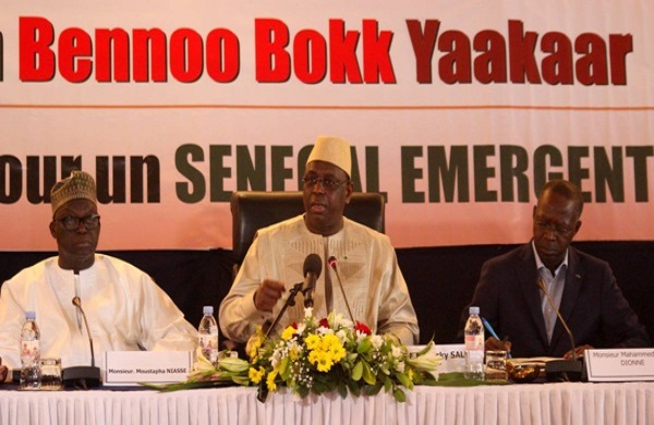 Lecture de l’actualité dominante :  Bennoo Bokk Yaakaar félicite le Président Macky Sall pour son rôle au sein de la CEDEAO et la reprise du Dialogue National