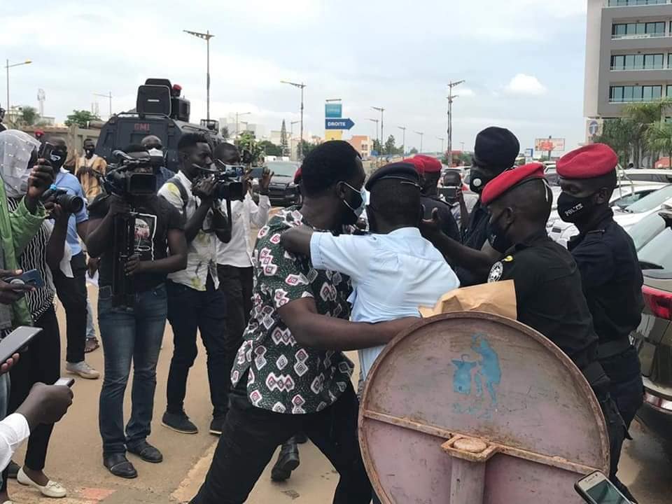 Dépôt d'une lettre de protestation: 7 membres de Y en a marre  "brutalisés et arrêtés" devant le siège d'Orange