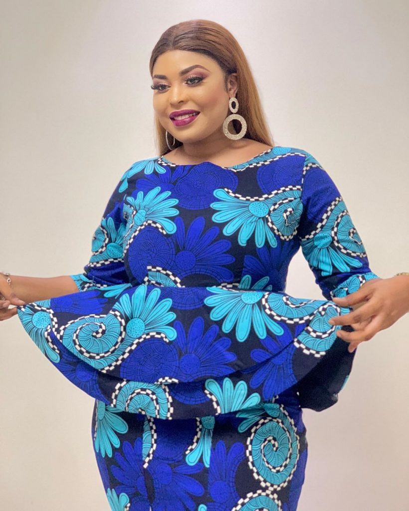 Photos - L'animatrice Maman Diakhoumpa se dévoile tout en formes et en rondeurs dans différentes tenues
