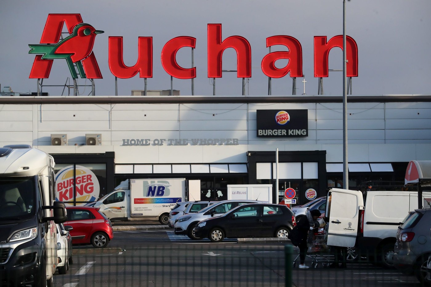 FRANCE - Auchan annonce la suppression de près de 1.500 postes FRANCE - Auchan annonce la suppression de près de 1.500 postes