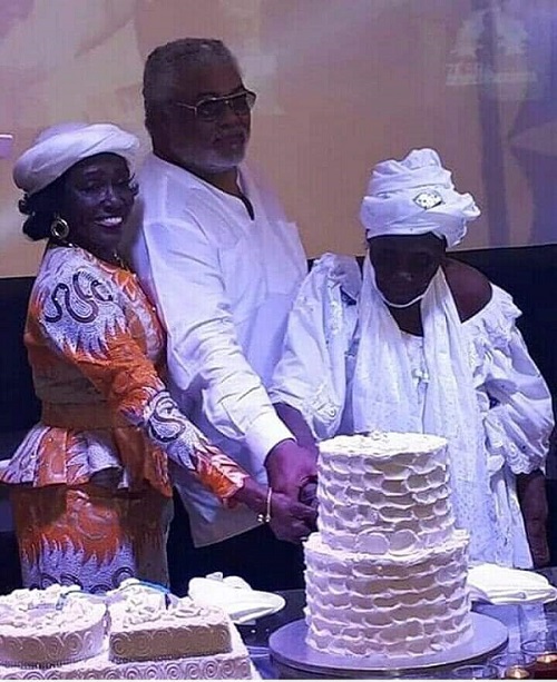 Vous vous souvenez de l’ancien président ghanéen Jerry J. Rawlings ? Le voici fêtant les 101 ans de sa mère