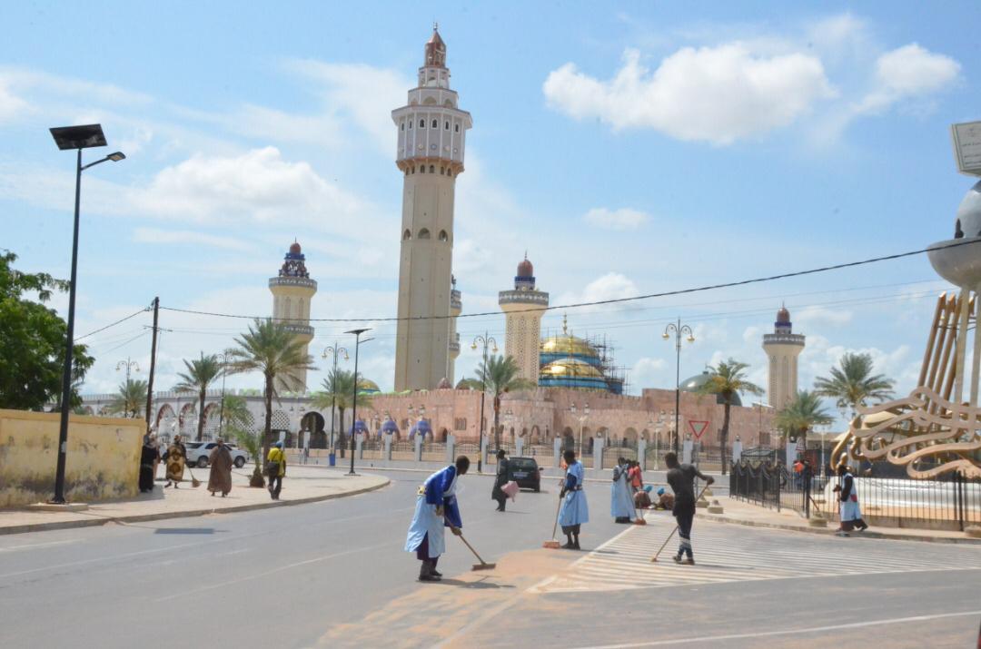 Le Ministère de l'Urbanisme remet du matériel de nettoiement pour le Magal (Photos)