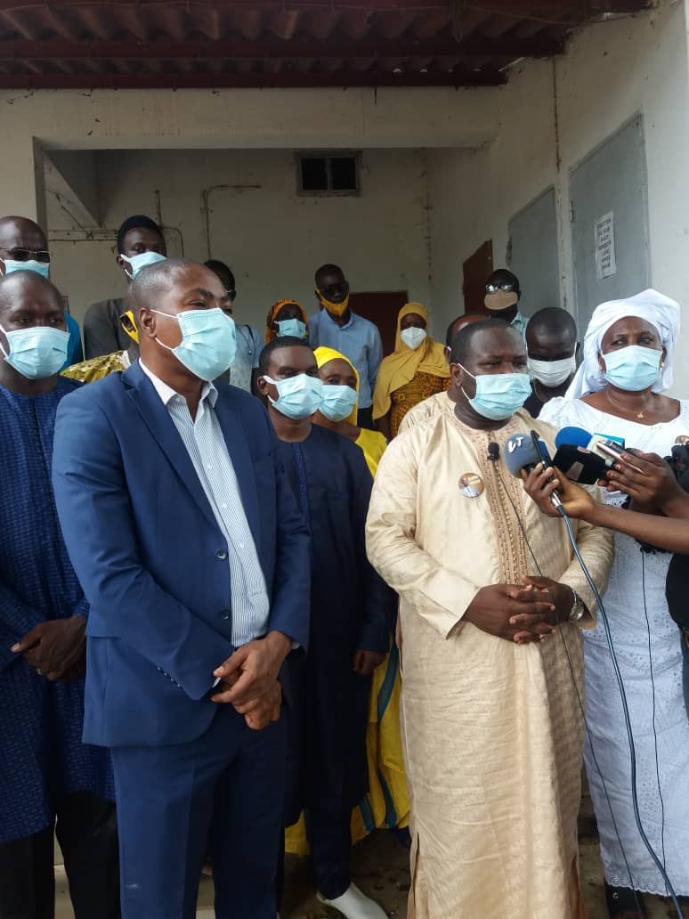 Kolda: Mame Boye Diao remet aux sinistrés un lot de motos-pompes, des bottes... Kolda: Mame Boye Diao remet aux sinistrés un lot de motos-pompes, des bottes...