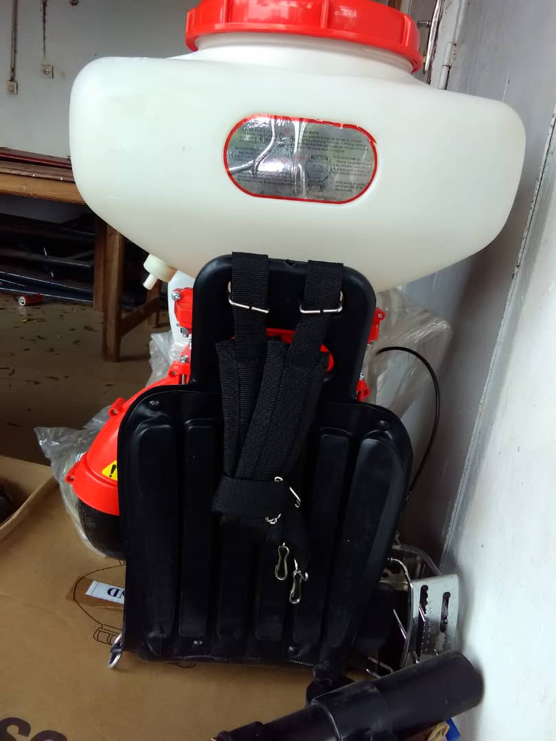 Kolda: Mame Boye Diao remet aux sinistrés un lot de motos-pompes, des bottes... Kolda: Mame Boye Diao remet aux sinistrés un lot de motos-pompes, des bottes...