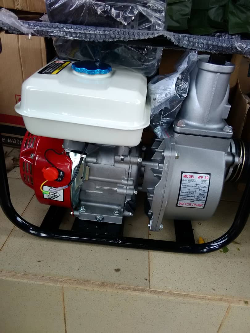 Kolda: Mame Boye Diao remet aux sinistrés un lot de motos-pompes, des bottes... Kolda: Mame Boye Diao remet aux sinistrés un lot de motos-pompes, des bottes...