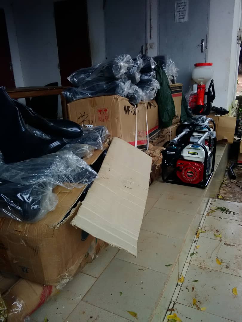 Kolda: Mame Boye Diao remet aux sinistrés un lot de motos-pompes, des bottes... Kolda: Mame Boye Diao remet aux sinistrés un lot de motos-pompes, des bottes...