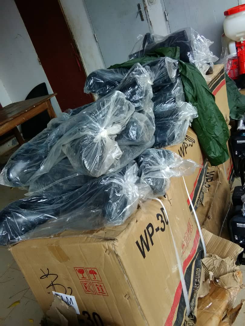 Kolda: Mame Boye Diao remet aux sinistrés un lot de motos-pompes, des bottes... Kolda: Mame Boye Diao remet aux sinistrés un lot de motos-pompes, des bottes...