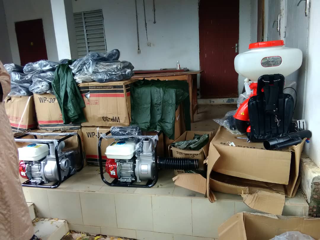 Kolda: Mame Boye Diao remet aux sinistrés un lot de motos-pompes, des bottes... Kolda: Mame Boye Diao remet aux sinistrés un lot de motos-pompes, des bottes...