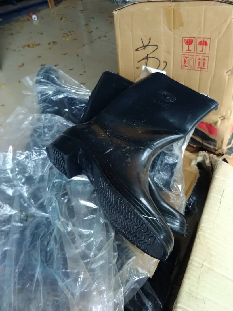 Kolda: Mame Boye Diao remet aux sinistrés un lot de motos-pompes, des bottes... Kolda: Mame Boye Diao remet aux sinistrés un lot de motos-pompes, des bottes...