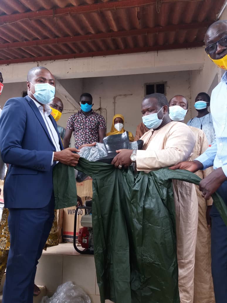 Kolda: Mame Boye Diao remet aux sinistrés un lot de motos-pompes, des bottes... Kolda: Mame Boye Diao remet aux sinistrés un lot de motos-pompes, des bottes...