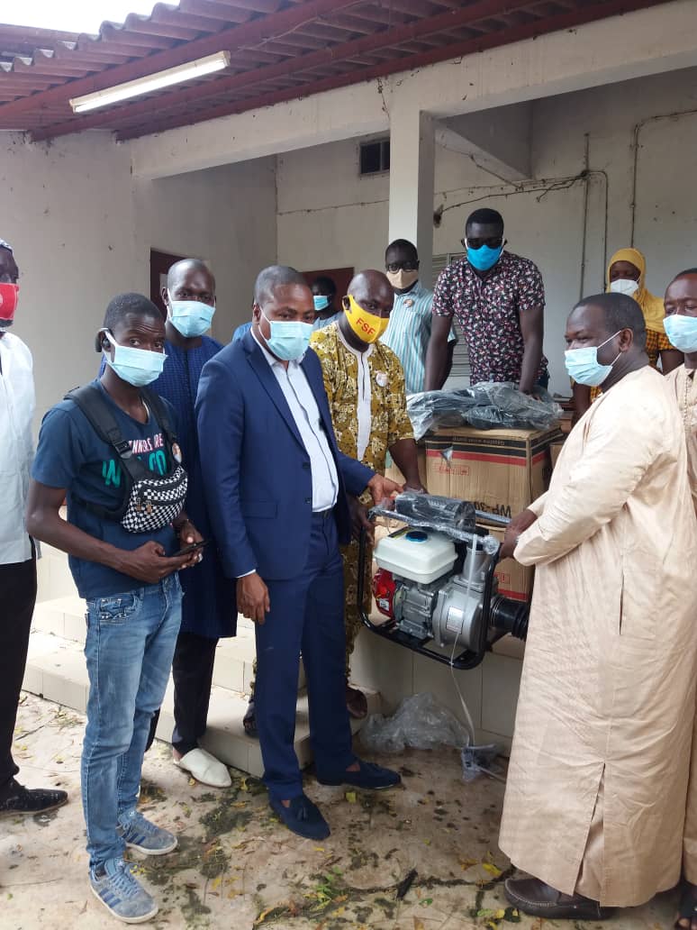 Kolda: Mame Boye Diao remet aux sinistrés un lot de motos-pompes, des bottes... Kolda: Mame Boye Diao remet aux sinistrés un lot de motos-pompes, des bottes...